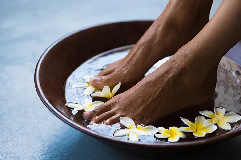 Bol cu apă caldă și picioare - Ritual picioare relaxate doSense